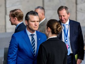 El Secretario de Defensa de los Estados Unidos, Pitt Hegsath (izquierda) habla del ministro de Defensa de Lituania, Dover Sakien (centro) después de la reunión del Ministro de Defensa de la OTAN el 7 de febrero de 2021 en Bruselas en Bélgica.