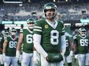 El mariscal de campo de los Jets de Nueva York, Aaron Rogers (1) de pie con sus compañeros de equipo antes de jugar la NFL contra Miami Dolphins, el 5 de enero de 2021 en East Rutherford, NJ