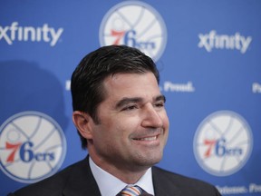 Archivo - El CEO de Filadelfia ERS 76, Scott O'Neill Filadelfia, habló con los periodistas en las instalaciones de entrenamiento de baloncesto de la NBA el lunes 8 de julio de 2013.