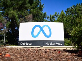 El logotipo de Meta identificó la entrada a su sede corporativa en Menlo Park, California, el 9 de noviembre de 2022.