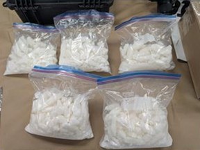 La metanfetamina de cristal para ser incautada por la policía.