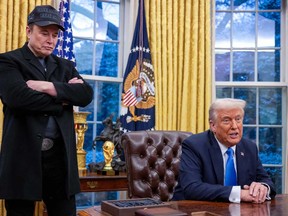 El presidente de los Estados Unidos, Donald Trump, escuchó a Elon Mask el 7 de febrero de 2021 en la Oficina Oval de la Casa Blanca en Washington DC.