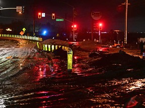 El barro a través del 7 de febrero de 2021 cubre la Carretera de la Costa del Pacífico, cerca de la zona de fuego de Palisads durante una tormenta en Malibu, California.