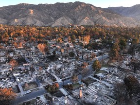 Uma visão aérea das casas que queimavam no fogo de Eaton em Altadena.