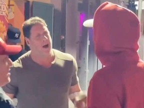 Johnny Rocker invisible, Izquierda y la captura de pantalla de Patrick Mahomes Senior en sudadera con capucha roja durante las protestas en Nueva Orleans.