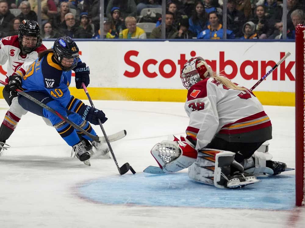 El delantero de Toronto, Blair Turnbull (1), estaba disparando para un gol contra la emerición de Ottawa Charger Maschmier (1) durante la acción de hockey PWL el sábado 2021. 