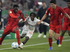 Jeremy Frimpong, Leverkusen, desafío al Alphoso Davis del Bayern, Bam y Kim Min-Ja, el lunes, desafió durante un partido de la Copa Alemana en el Alianz Arena en Munich, Munich de Alemania. 9 de diciembre de 2021. Davis Bayern volvió a firmar con Munich, completando un largo romance con otros grandes clubes interesados en el capitán canadiense.