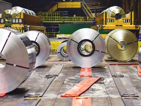 Rollos de acero en espiral en plantas de acero canadiense.