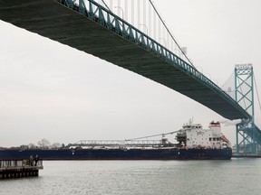 El jueves 2 de diciembre de 2021, el barco de carga de cerveza Algooma bajo el Puente Embajador en la frontera con Canadá-Us en Ontario, Canadá. El nuevo ministro de finanzas de Canadá ha dicho que si el gobierno tiene que salvar su poder financiero para apoyar a la familia y al negocio, el gobierno tendrá que salvar su poder financiero, la amenaza de la tarifa de Donald Trump se ha convertido en un impulso económico.