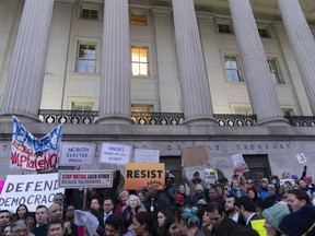 El martes 4 de febrero de 2025, la gente escuchó a los oradores durante la manifestación contra Elon Kasturi fuera del Departamento del Tesoro en Washington.