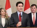 El primer ministro Justin Trudeo habló en una conferencia de prensa el 7 de febrero de 2012 de 2012, la Ministra de Asuntos Exteriores, Melania Jolie (izquierda) y el Ministro de Finanzas y Asuntos Internacionales, Dominic LeBlank, Otawa Parlamentary Hills.