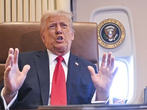 El presidente Donald Trump ordenó un arancel del 25% sobre la importación de acero y aluminio, golpeando a algunos de los aliados más cercanos en el país, incluido Canadá.