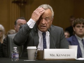 Robert F. Kennedy, Junior, candidato del presidente Donald Trump para servir como secretario de salud y servicios humanos, jueves, jueves, jueves, testificó en la colina del Capitolio por confirmación de salud, educación, trabajo y pensión para la audiencia del Comité del Senado. 2025, en Washington.