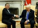 El presidente de los Estados Unidos, Donald Trump, se unió al primer ministro japonés Shigeru Ishiba durante una reunión en la Oficina Oval de la Oficina Oval de la Casa Blanca en Washington DC el viernes de febrero de 2025.