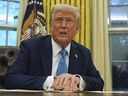 El presidente de los Estados Unidos, Donald Trump, habló con los periodistas cuando firmó una orden ejecutiva en Washington el viernes de enero de 2025, la Oficina Oval de la Casa Blanca.
