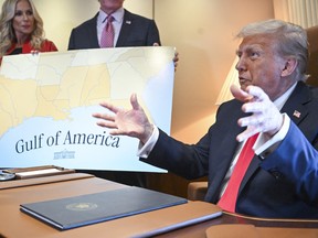 La guerra comercial entre Estados Unidos y Canadá comenzó oficialmente con el golpe de la pluma del presidente Donald Trump en AT AT AT LUNES por la noche.