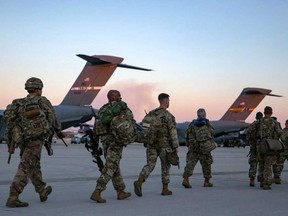 Os 12º soldados da Divisão Aérea estão andando do aeroporto do exército do papa até Fort Brag, na Carolina do Norte, para caminhar.