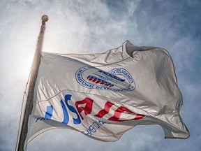 La bandera de desarrollo internacional de la Agencia de los Estados Unidos vuela frente al edificio de la sede de la agencia de Washington, DC.
