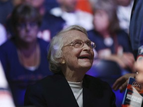 Archivo: la propietaria de los Chicago Bears, Virginia McCassy Donald E Stephens, Convench Center el sábado 8 de junio de 2019, Rosmont, elementos, riendo mientras habla con un fanático durante la celebración de 100 100.