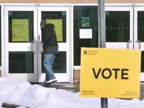 Uma pessoa ingressou no Windsor's Ban Voice Hall de Windsor no Windsor na quinta -feira, 21 de fevereiro de 2021, para votar nas eleições provinciais durante a votação antecipada da pesquisa antes do dia 2 de fevereiro.