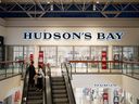 ينظر العملاء في المصعد إلى متجر Hudson Bay Store في مركز السوق في 20 مارس 2025 في هاميلتون ، كندا. إن مصير أقدم شركة في كندا غير مؤكد كقاضي في أونتاريو وافق على تمديد خطة التصفية الخاصة به حتى 21 مارس.