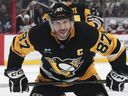 Sidney Crosby of the Pittsburgh Penguins is preparing for a standoff in the second phase of the NHL hockey game against Pittsburgh’s New Jersey Devils on Saturday, March 15, 2025.