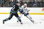 San Jose Sharks Wing Wing Collin Graf (51) يسجل عارية بجوار مركز تورنتو مابل ليفز أوستون ماثيوز (34) خلال الفترة الأولى من ألعاب الهوكي في NHL في سان خوسيو ، كاليفورنيا ، الخميس ، 27 مارس ، 2025 (AP Photo/Tony Avelar)