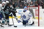 يسجل مركز San Jose Sharks Tyler Toffoli (73) هدفًا بجوار حارس المرمى Maple Leafs في تورنتو ، جوزيف ولول (60) خلال الفترة الأولى من ألعاب الهوكي في NHL في سان خوسيو ، كاليفورنيا ، الخميس ، 27 مارس 2025 (AP Photo/Tony Avelar)