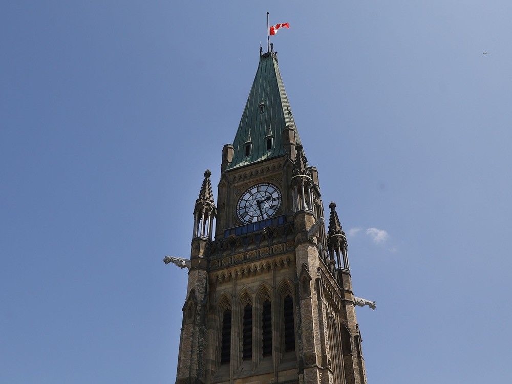 Federal government slow to reduce, modernize its office space