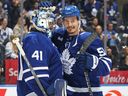 يهنئ فيليب مايرز من تورنتو مابل ليفز حارس المرمى أنتوني النجارة على فوزه على Blue Jackets Columbus.