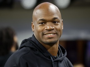 2023年のバイキングス対シカゴの試合前にフィールドに立つ元ミネソタ・バイキングスのランニングバック、エイドリアン・ピーターソン。