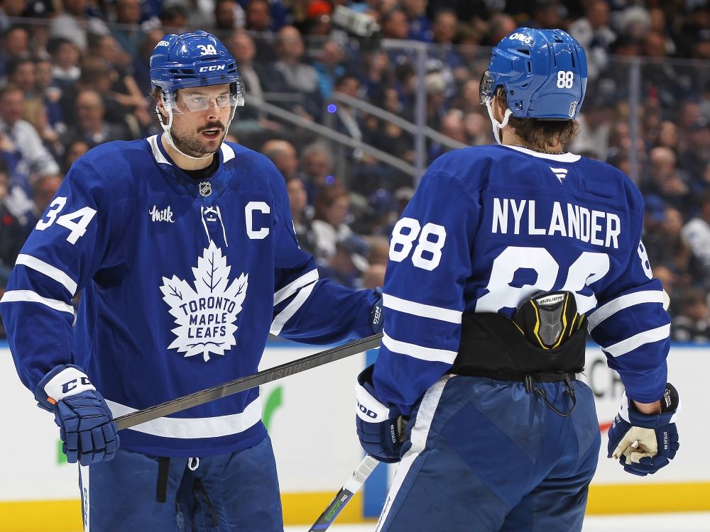 トロント・メープル・リーフスのオーストン・マシューズ（左）とウィリアム・ナイランダーは、オタワ上院議員とのタイムアウト中に話をします。