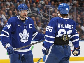 トロント・メープル・リーフスのオーストン・マシューズ(左)とウィリアム・ナイランダーは、オタワ上院議員とのタイムアウト中に話をします。