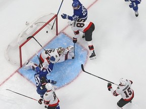 John Tavares #91 من Toronto Maple Leafs الدرجات ضد Linus Ullmark #35 Senator Ottawa في الفترة الثانية من المباراة ، وهي الجولة الأولى من لعب كأس Stanley 2025 في Scotiabank Arena 20. (صور كلاوس أندرسن/غيتي إيرش)