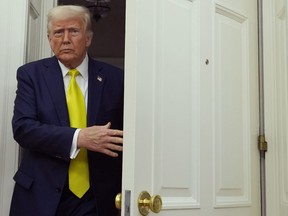 يصل الرئيس دونالد ترامب إلى اليمين الحفل القائل بأن الدكتور محمد أوز هو مدير مركز خدمات الرعاية الطبية والميديكيد ، في المكتب البيضاوي للبيت الأبيض ، يوم الجمعة ، 18 أبريل 2025 ، في واشنطن.