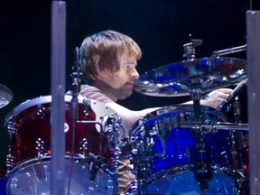 Ringo Starr의 아들 인 Drummer Zak Starkey는 토론토에서 2012 년 Quadrophenia 토너먼트에서 누가 스킨에 박쥐를 탔습니다.