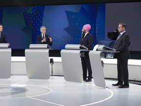 على اليسار ، الزعيم المحافظ بيير بويليفيري ، رئيس الوزراء الكندي ورئيس الحزب الليبرالي مارك كارني ، زعيم الحزب الديمقراطي الجديد جاغميت سينغ وزعيم الكتلة كيبيكويس إيف فرانكوا بلانشت يتحدثون أثناء مناقشة البث الفدرالي الإنجليزي في CBC-Radio-Canadada ، 17th. 20.