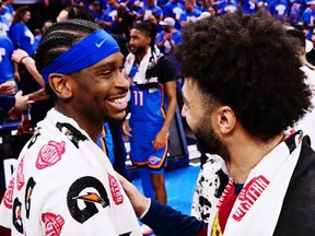 2025年5月18日にオクラホマシティで開催されたPaycom Centerで開催されたNBAプレーオフでの第2ラウンドでの第7ラウンドでの7回目のプレーの後、デンバーナゲッツのShai Gilgeus-AlexanderとデンバーナゲッツのJamal Murrayが見つかりました。