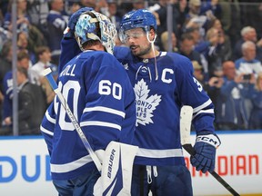 Auston Matthews #34 (R) și Joseph Woll #60 din Toronto Maple Leafs își sărbătoresc victoria împotriva Panterelor din Florida în timpul jocului unu din a doua rundă a playoff -urilor din Stanley Cup din 2025 la Scotiabank Arena, pe 5 mai 2025, la Toronto.