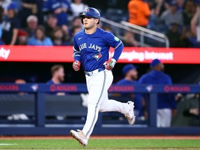 토론토 블루 제이스 (Toronto Blue Jays)의 Daulton Varsho는 홈런을 때린 후 기지를 운영합니다.