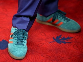 元カナダの首相ジャスティン・トルドー・シューズ・アディダスの別の外観。