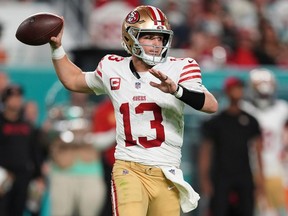 Brock Purdy Defender 인 San Francisco 49ers는 2024 년 12 월 22 일 일요일 플로리다 주 마이애미 가든에서 마이애미의 Dolphins와의 NFL에서 축구 경기의 후반에서 이사하는 것을 목표로합니다.