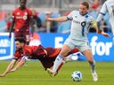 CF Montreal -ov Samuel Piette (يمين) يطرد تورنتو إف سي جوناثان أوسوريو (21) من الكرة خلال النصف الأول من البطولة في بطولة أكشن كرة القدم الأولية في تورنتو يوم الأربعاء ، 30 أبريل 2025.