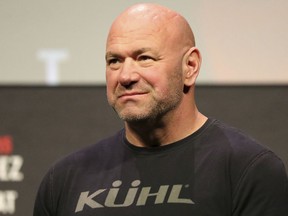 UFC의 대통령 인 Dana White는 2022 년 7 월 15 일 뉴욕 엘몬트에서 열린 UFC 무술 이벤트에 대한 의식 무게에 참여합니다.