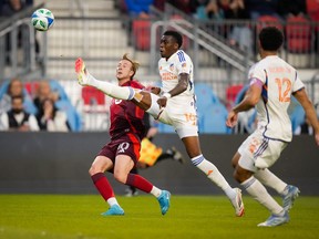 يقفز مراهق دافع Cincinnati Defender Hadebe ، 16 عامًا ، ليضرب الكرة بينما يراقب مهاجم Toronto FC Federico Bernardeschi (10) خلال النصف الأول من إجراءات كرة القدم في تورنتو يوم الأربعاء 14 مايو 2025.