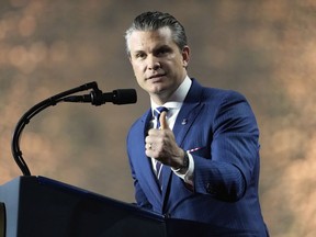 Pete Hegseth 미국 국방 장관은 2025 년 5 월 15 일 목요일 카타르 도하에서 우데이드의 공군 기지에서 연설합니다.