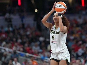 2025年5月17日土曜日、インディアナポリスでのインディアナの熱とのWNBAバスケットボールの試合中に、シカゴスカイストライカーのエンジェルリースが撮影します。