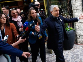 แชมเปญ Francois-Philippe (ขวา), กระทรวงการคลังและรัฐมนตรีว่าการกระทรวงการเก็บภาษีของรัฐเดินไปที่ G7 Treasury และการประชุมผู้ว่าการธนาคารกลางเมื่อวันพุธที่ 21 พฤษภาคม 2025 ใน Banff, Alberta
