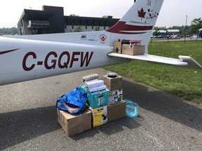 Containerele de țestoase sunt gata să fie încărcate în avionul lui Wayne Harvey, legat pentru Centrul de Conservare a Turtlei din Ontario, situat în Peterborough, Ontario. Wayne Harvey/Fotografia furnizată