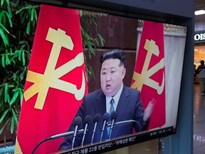 TV 화면은 2025 년 5 월 22 일 목요일 한국 서울의 서울 철도 가라 (Seoul Railway Gara)에서 열린 뉴스 프로그램에서 노스 코어 리더 김정고의 파일 이미지를 보여줍니다.